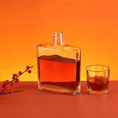 Varme whiskyflasker af klart glas